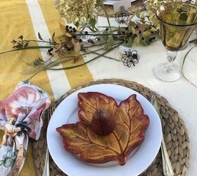 cmo crear fcilmente una mesa de otoo al aire libre, manteles individuales tejidos con platos llanos blancos plato de ensalada con forma de hoja naranja y cubiertos dorados