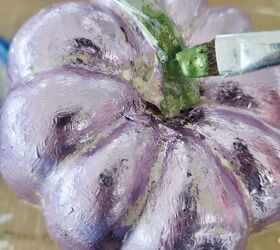calabazas rosas inspiradas en hortensias, Pintar el tallo de la calabaza de verde metalizado