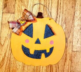 lindo y fcil adorno de linterna de madera de halloween de dollar tree, Pega el lazo de tela escocesa en la parte superior de la calabaza Jack O Lantern