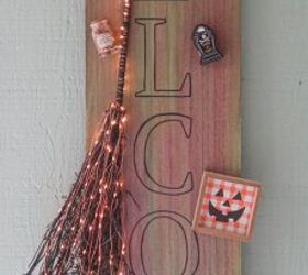 decoracin de target dollar spot con un letrero de bienvenida de halloween diy, Letrero de Halloween hecho a mano con materiales del punto de d lar de Target