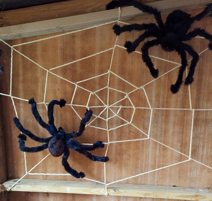 easy halloween spiderweb, Add spiders