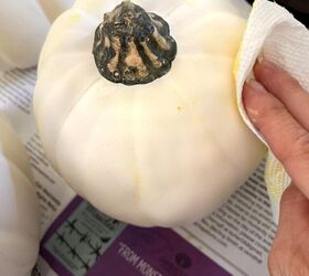 cmo hacer que las calabazas de imitacin parezcan de verdad, Aplicaci n de cera amarilla a calabaza blanca