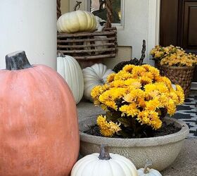 cmo hacer que las calabazas de imitacin parezcan de verdad, Calabazas y crisantemos en el porche