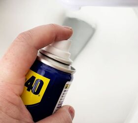 cmo limpiar el wc con wd 40, Pulverizando WD40 en la taza del v ter