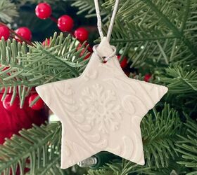 adornos de navidad con masa de bicarbonato, Adorno de estrella de masa de bicarbonato colgado en el rbol de Navidad