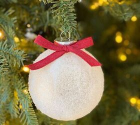 adornos de navidad con masa de bicarbonato, Adorno de bola de rbol de Navidad nevado con un lazo rojo en el rbol