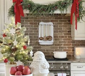 adornos de navidad con masa de bicarbonato, Vista de la cocina de Navidad con un mini rbol de Navidad en la isla con adornos de masa de bicarbonato de sodio en ella