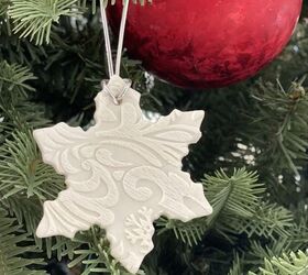 adornos de navidad con masa de bicarbonato, Adorno de copo de nieve de masa de bicarbonato colgado en el rbol de Navidad