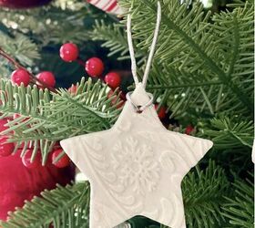 adornos de navidad con masa de bicarbonato, Adorno de masa de bicarbonato en forma de estrella colgado del rbol de Navidad