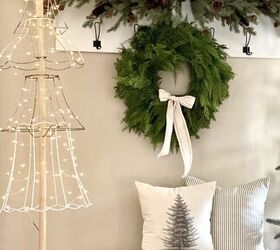 rbol de navidad diy, rbol de Navidad DIY con pantallas de l mpara en el recibidor decorado con luces de hadas blancas y una estrella dorada en la parte superior