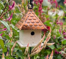 guirnalda para la puerta de entrada con flores frescas de jardn, Good Directions Birdhouse rodeado de celosia