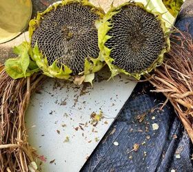 guirnalda para la puerta de entrada con flores frescas de jardn, Coloca los girasoles en la parte superior de la corona