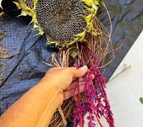 guirnalda para la puerta de entrada con flores frescas de jardn, Colocaci n de celosias en la corona de oto o para la puerta de entrada