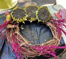 guirnalda para la puerta de entrada con flores frescas de jardn, A adiendo zinnias a mi corona de jard n de oto o DIY