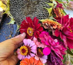 guirnalda para la puerta de entrada con flores frescas de jardn, Colocando diferentes variedades de zinias en la corona de oto o DIY