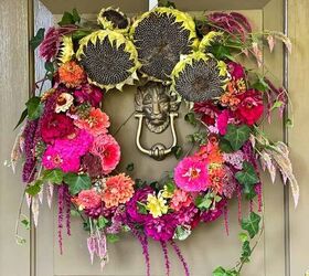 Guirnalda para la puerta de entrada con flores frescas de jardín