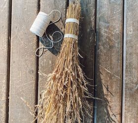 cmo hacer una escoba de bruja diy, Un palo con hierba seca pegado con cola caliente a un palo mediano con cordel alrededor