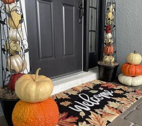 cmo hacer obeliscos de calabaza, Dos obeliscos de calabaza flanqueando una puerta de entrada