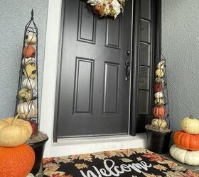 cmo hacer obeliscos de calabaza, Una puerta de entrada flanqueada por dos obeliscos de calabaza y dos pilas de calabazas