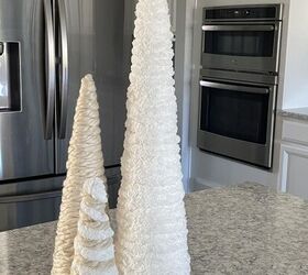rbol de navidad en forma de cono, Tres rboles de Navidad de conos de hilo sobre la encimera de la cocina