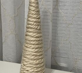 rbol de navidad en forma de cono, Un cono cubierto de hilo grueso de color canela