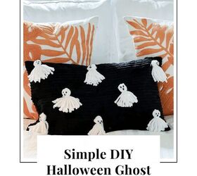 almohada fantasma de halloween, Almohada negra con fantasmas blancos rodeada de almohadas blancas y naranjas