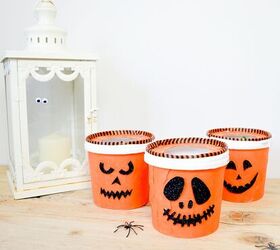 juego de truco o trato de halloween diy upcycle yoghurt pots