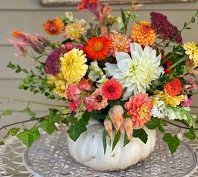 Idea de centro de mesa con flores y calabazas para el comedor
