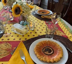 cmo hacer una bonita mesa francesa de otoo, Esta es la mesa final con platos de girasol encima de los platos de cer mica blanca He colocado vasos de agua y copas de vino