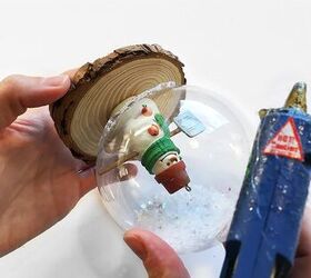 cmo hacer bolas de nieve navideas en 3 sencillos pasos, Pegar el adorno de pl stico a la base