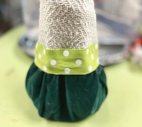 diy gnomo de navidad de tela de recorte, cinta verde en la cintura