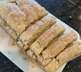 cmo hacer una hermosa corona de pias, fuente rectangular blanca tarta de manzana glaseada en rodajas encimera de cuarzo negro