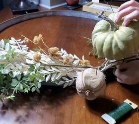 cmo hacer una corona otoal de anillos de barriles de vino, Dobla el tallo de la calabaza verde hacia un lado