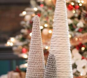 cmo crear fcilmente un maravilloso mini rbol de navidad de sobremesa, dos mini rboles de Navidad de mambo de diferentes tama os y colores y un gran rbol de hilo grueso delante de las luces de Navidad