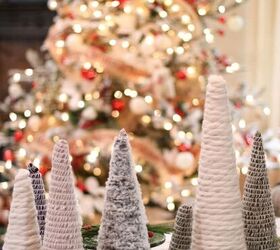 cmo crear fcilmente un maravilloso mini rbol de navidad de sobremesa, Mini rbol de Navidad artesanal expuesto delante del rbol de Navidad
