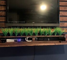 tv en la pared aade un manto de jardinera de imitacin con espacio de, Plantas y cables colocados