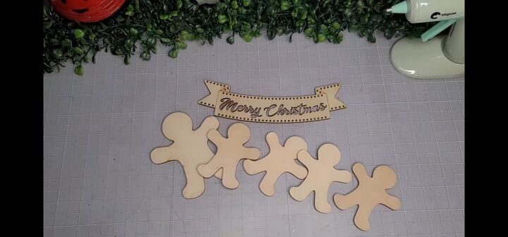 merry christmas gingerbread kids plaque decor, Starting off with as many gingies as desired