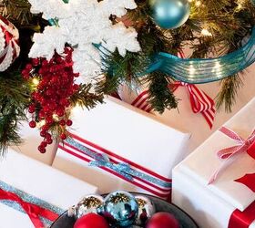 la manera ms fcil de aadir cinta a un rbol de navidad, close up of ornaments on tree and presents undertneath