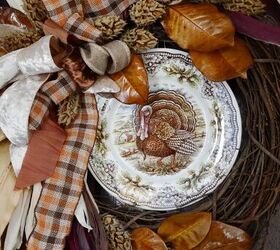 Enmarca un plato con una corona de hojas de maíz para dar la bienvenida a Acción de Gracias