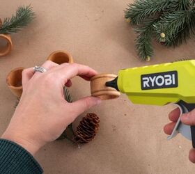 bonitos y festivos servilleteros navideos en menos de 10 minutos, El uso de una pistola de pegamento Ryobi para a adir vegetaci n al anillo de servilleta Midwest LIfe and Style Blog