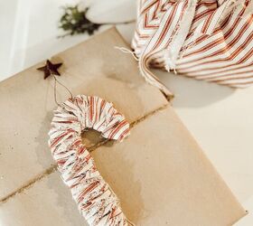 5 adornos diy para paquetes, Ideas ecol gicas para envolver regalos utilizando telas de escarpia y materiales reciclados para hacer adornos nicos para paquetes