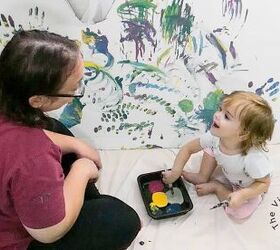 pintando con nios pequeos parasol reciclado de cartn diy, Ni o y mujer interactuando mientras pintan