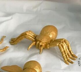 cmo hacer una elegante corona de tela de araa de halloween, proceso primer plano de la ara a dorada pintada con Moonshine Metallics en Golddigger