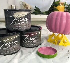 calabaza floral pintada con tiza contra el cncer de mama, Calabaza Rosa C ncer de Mama sobre Pir mides de Pintura con botes apilados de Pintura Terra Clay