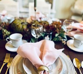 cmo crear un otoo friendsgiving table scape, Utilizar una servilleta de tela de color rosa para el oto o presupuesto table scape