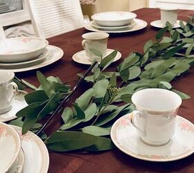 cmo crear un otoo friendsgiving table scape, Empezando con la guirnalda para la mesa de oto o