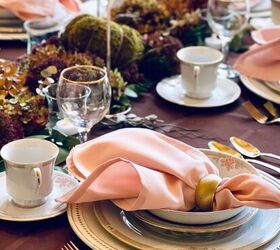 cmo crear un otoo friendsgiving table scape, Colocaci n de la decoraci n de mesa de oto o