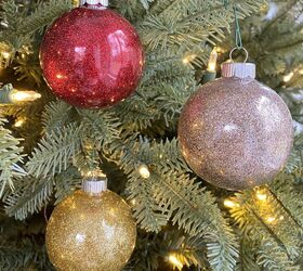 adornos navideos diy, Un adorno de purpurina de color rojo dorado y champ n en el rbol de Navidad