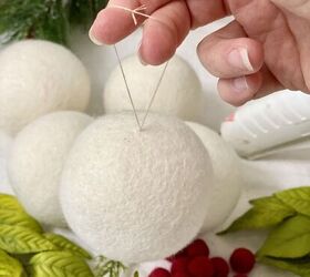 adornos navideos diy, La bola de lana blanca para secadora colgando de un lazo hecho con aguja e hilo