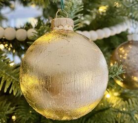 adornos navideos diy, Adorno DIY de hojas de oro en el rbol de Navidad